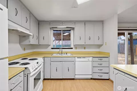 Kitchen - 17118 20th Ave E, Spanaway, WA 98387 photo 2 of 2