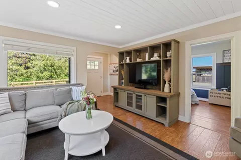 Living - 45326 196th Ave SE, Enumclaw, WA 98022 photo 4 of 4