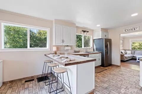 Kitchen - 45326 196th Ave SE, Enumclaw, WA 98022 photo 1 of 3