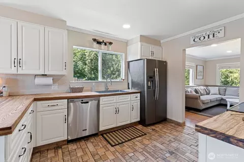 Kitchen - 45326 196th Ave SE, Enumclaw, WA 98022 photo 2 of 3