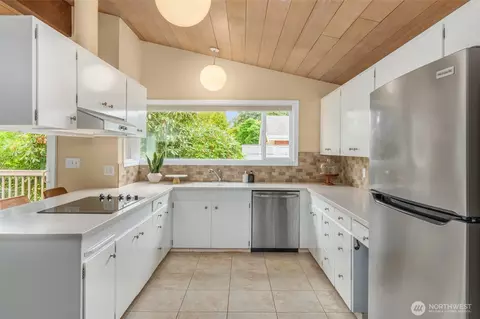 Kitchen - 618 Riverview Dr, Monroe, WA 98272 photo 3 of 5