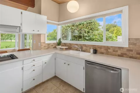 Kitchen - 618 Riverview Dr, Monroe, WA 98272 photo 4 of 5
