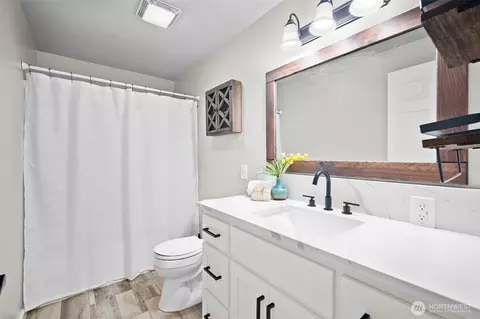 Bath - 805 Chestnut St, Everson, WA 98247 photo 1 of 1