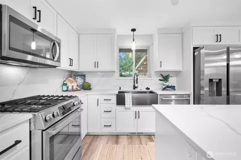 Kitchen - 805 Chestnut St, Everson, WA 98247 photo 2 of 3