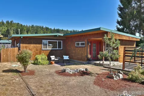 8121 Sandy Hook Ter, Clinton, WA 98236