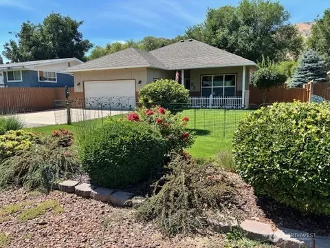 416 Juniper St, Oroville, WA 98844