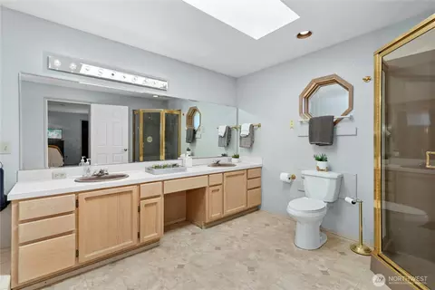 Bath - 9215 10th Ave SE, Everett, WA 98208 photo 2 of 4