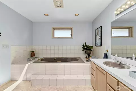 Bath - 9215 10th Ave SE, Everett, WA 98208 photo 1 of 4