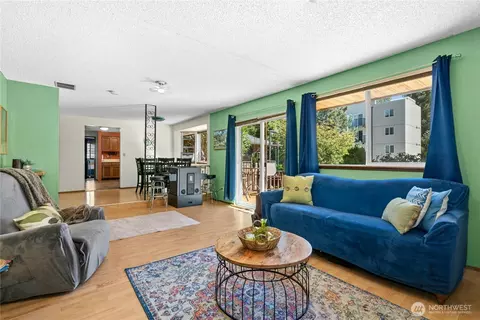 Living - 9215 10th Ave SE, Everett, WA 98208 photo 3 of 5