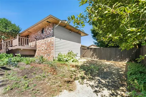Exterior - 9215 10th Ave SE, Everett, WA 98208 photo 8 of 9