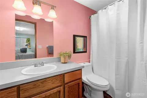 Bath - 9215 10th Ave SE, Everett, WA 98208 photo 3 of 4