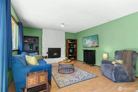 Living - 9215 10th Ave SE, Everett, WA 98208 photo 4 of 5