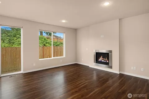 Living - 1 SE 115th St, Everett, WA 98208 photo 7 of 8