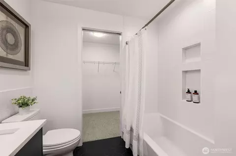 Bath - 222 A 10th Ave E, Seattle, WA 98102 photo 3 of 4