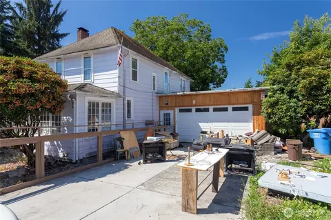 826 9th St SW, Puyallup, WA 98371