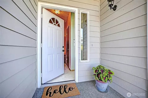 Entry Way - 122 73rd St SW, Everett, WA 98203 photo 1 of 2
