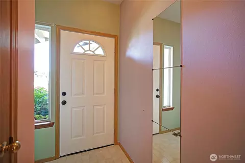 Entry Way - 122 73rd St SW, Everett, WA 98203 photo 2 of 2