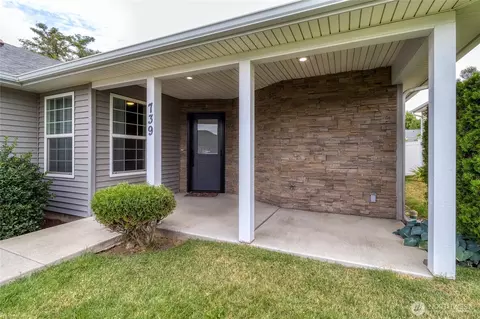 739 SE Songbird Ln, College Place, WA 99324