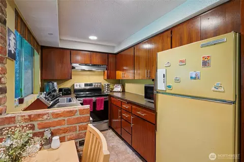 Kitchen - 19419 Grannis Rd, Bothell, WA 98012 photo 6 of 6