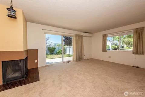 Living - 823 N Bakehouse Ct, Sequim, WA 98382 photo 2 of 4