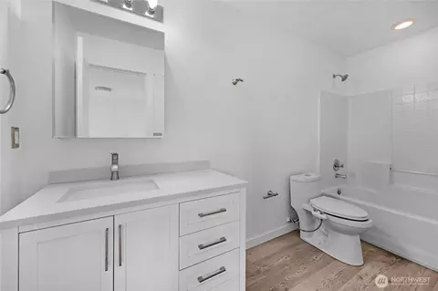 Bath - 3903 154th Pl SE, Bothell, WA 98012 photo 2 of 3