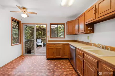 Kitchen - 611 3rd Ave N, Edmonds, WA 98020 photo 3 of 3
