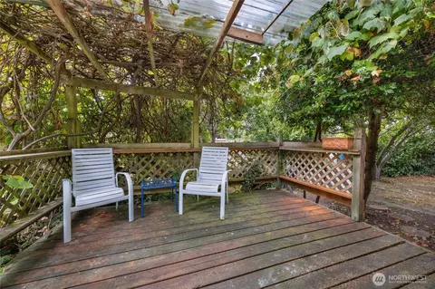 Exterior - 611 3rd Ave N, Edmonds, WA 98020 photo 2 of 5