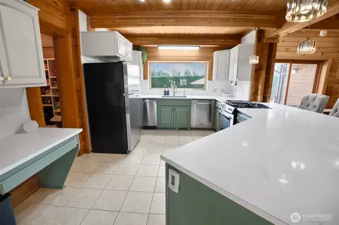 Kitchen - 22919 SE 438th St, Enumclaw, WA 98022 photo 2 of 4