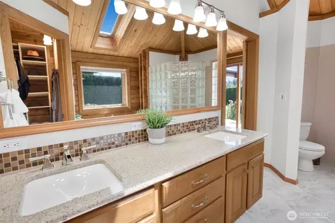 Bath - 22919 SE 438th St, Enumclaw, WA 98022 photo 2 of 4