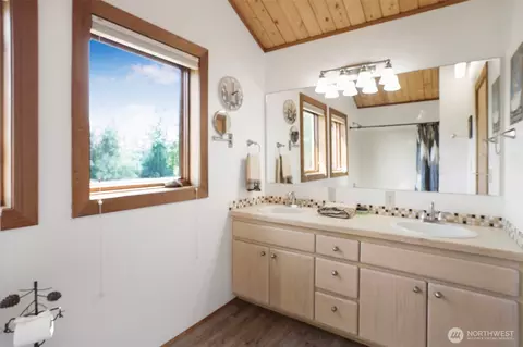 Bath - 22919 SE 438th St, Enumclaw, WA 98022 photo 4 of 4