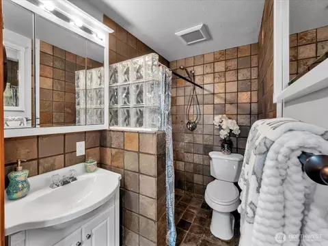 Bath - 17503 24th Ave SE, Bothell, WA 98012 photo 1 of 3