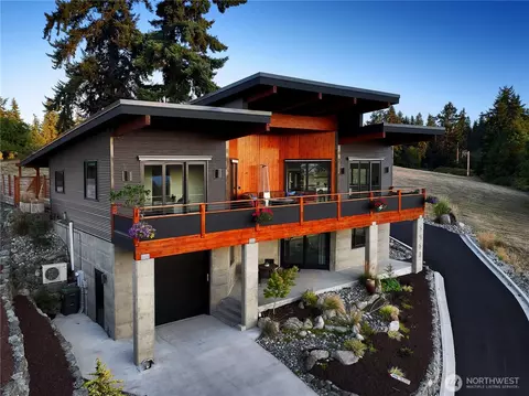 5453 Harborside Ln, Freeland, WA 98249