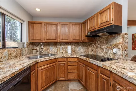 Kitchen - 33 Pebble Way, Sequim, WA 98382 photo 3 of 4