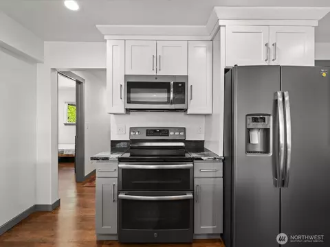 Kitchen - 10126 NE 186th St, Bothell, WA 98011 photo 2 of 5