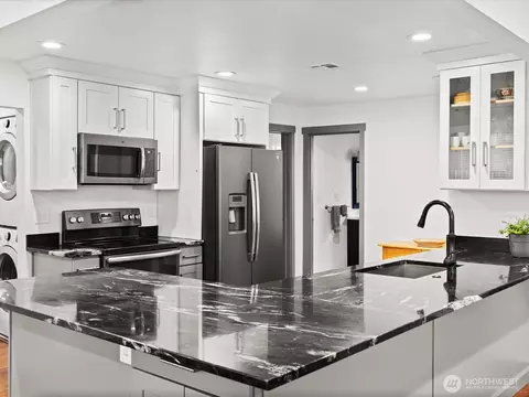Kitchen - 10126 NE 186th St, Bothell, WA 98011 photo 3 of 5