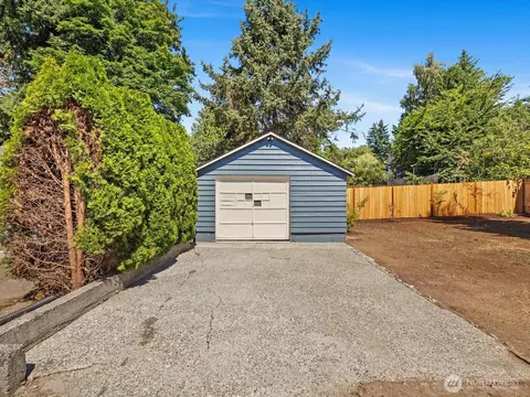 Exterior - 10126 NE 186th St, Bothell, WA 98011 photo 9 of 18