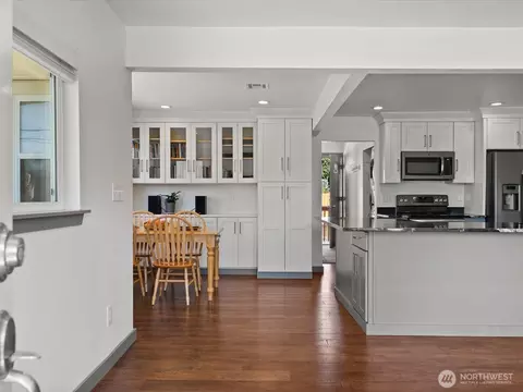 Entry Way - 10126 NE 186th St, Bothell, WA 98011 photo 1 of 1