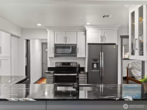 Kitchen - 10126 NE 186th St, Bothell, WA 98011 photo 4 of 5
