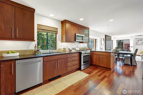2425 N 75th St, Seattle, WA 98103 photo 9