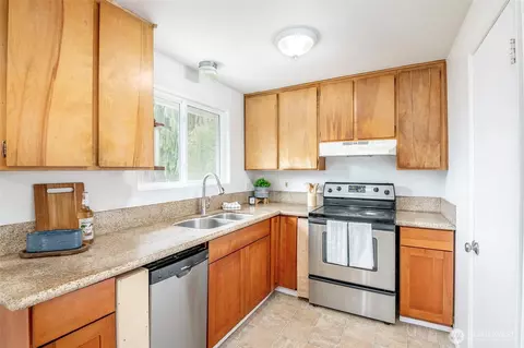 Kitchen - 1836 Florence St, Enumclaw, WA 98022 photo 2 of 3
