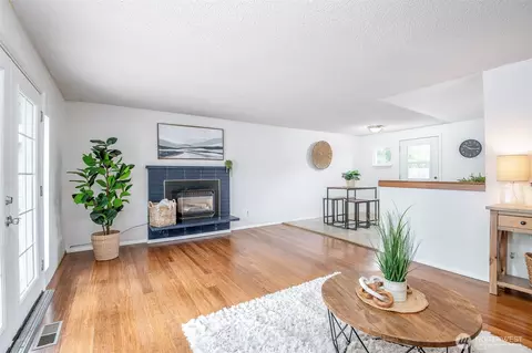Living - 1836 Florence St, Enumclaw, WA 98022 photo 2 of 2