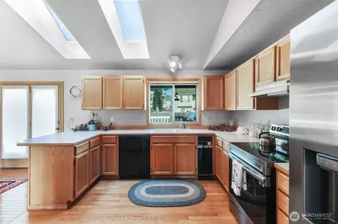 Kitchen - 18 E B E Intercity Ave, Everett, WA 98208 photo 2 of 2