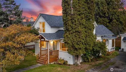 942 3rd St, Blaine, WA 98230