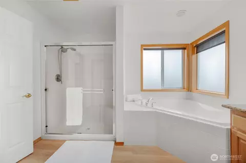 Bath - 18418 12th Dr, Bothell, WA 98012 photo 3 of 4