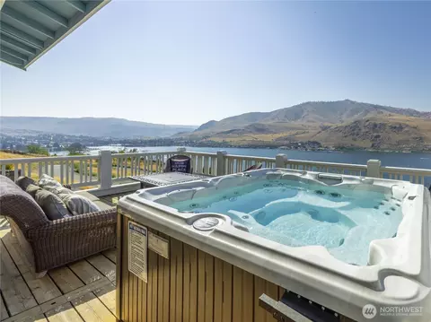 326 Porcupine Ln, Chelan, WA 98816