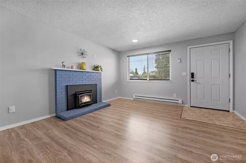 Living - 9311 58th Dr NE, Marysville, WA 98270 photo 2 of 3