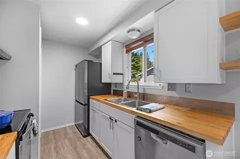 Kitchen - 9311 58th Dr NE, Marysville, WA 98270 photo 1 of 2