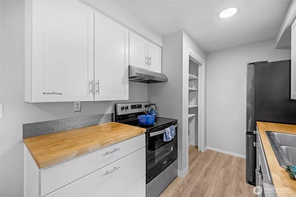 Kitchen - 9311 58th Dr NE, Marysville, WA 98270 photo 2 of 2