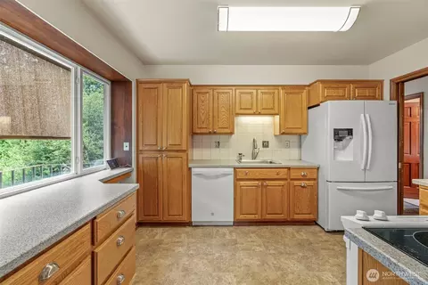 Kitchen - 10 View Point Ter, Longview, WA 98632 photo 2 of 4