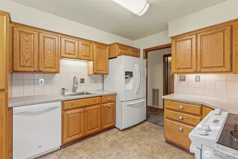 Kitchen - 10 View Point Ter, Longview, WA 98632 photo 3 of 4